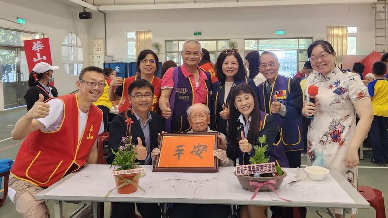 華山基金會照護下 百歲人瑞蔡玉村書寫毛筆蒼勁有力