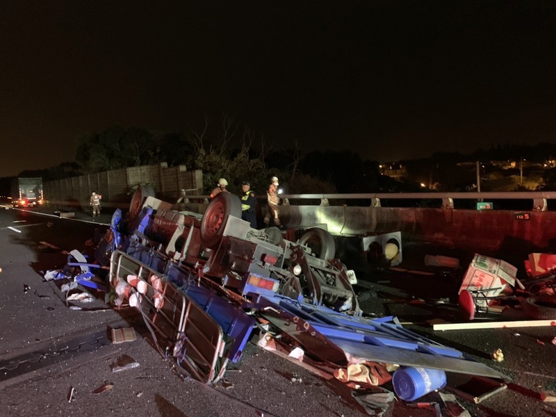 國道3自小客駕駛疑分心 追撞小貨車釀1死