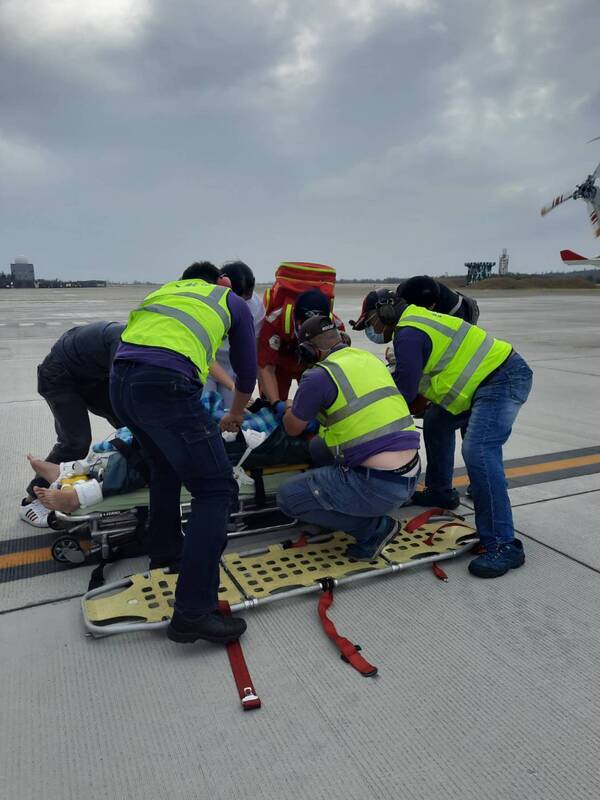 澎湖瓦硐港火燒船 1人50%燒燙傷直升機後送高雄急救