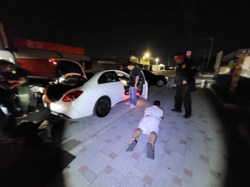 高雄男債務糾紛左大腿中彈 警逮4嫌起獲犯案槍枝