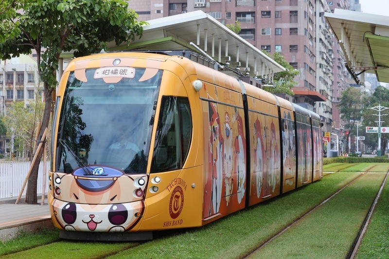 迎橘色惡魔演出 高雄輕軌限定「柑橘號」列車上路