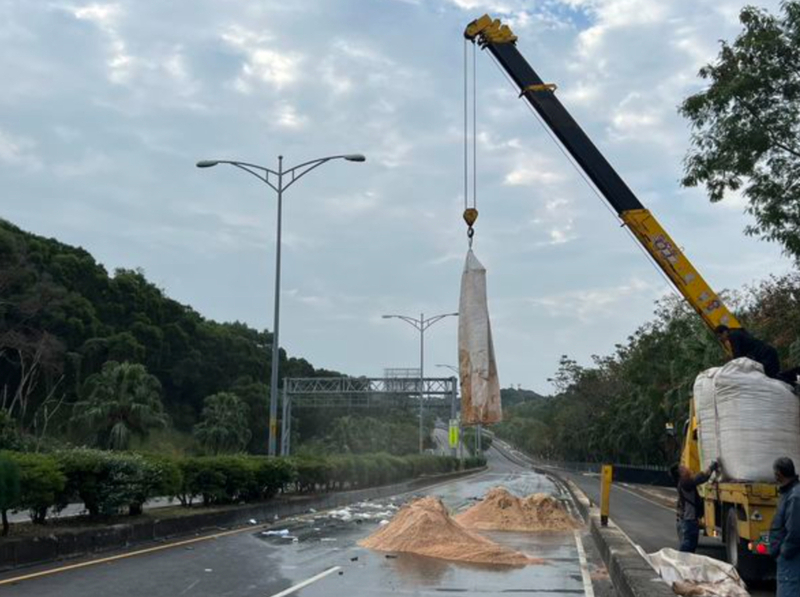 台74甲線小貨車翻車 廢油灑路面長達百公尺
