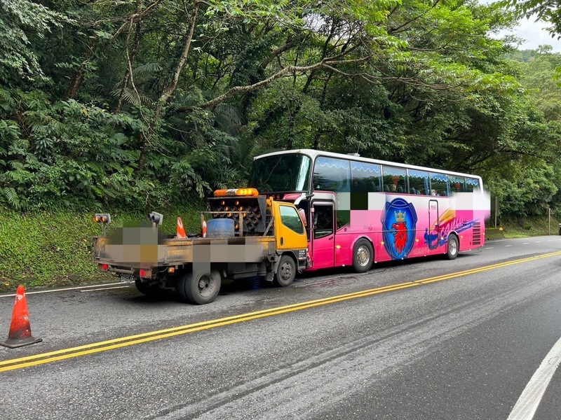 台9線東澳段工程車不明下滑對撞遊覽車 無人受傷