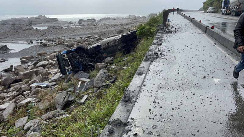 瑞芳台2線槽車疑機械故障翻落岸際 駕駛無大礙