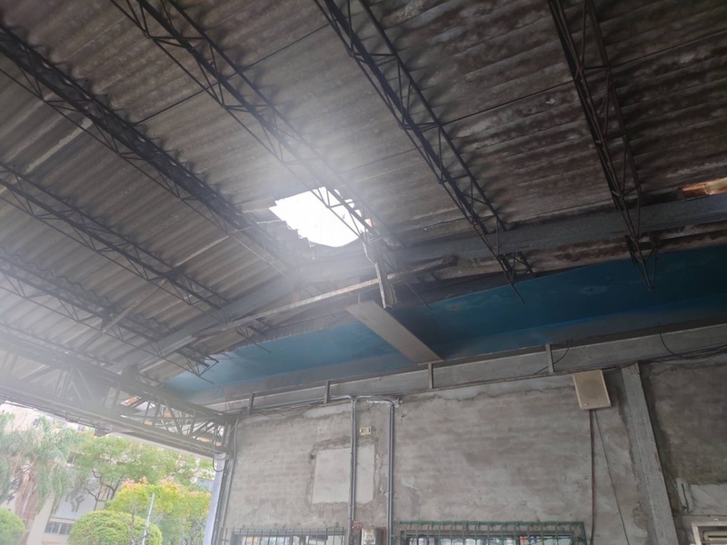 三重男鐵皮屋頂踩破遮光罩墜地 命危送醫恢復心跳