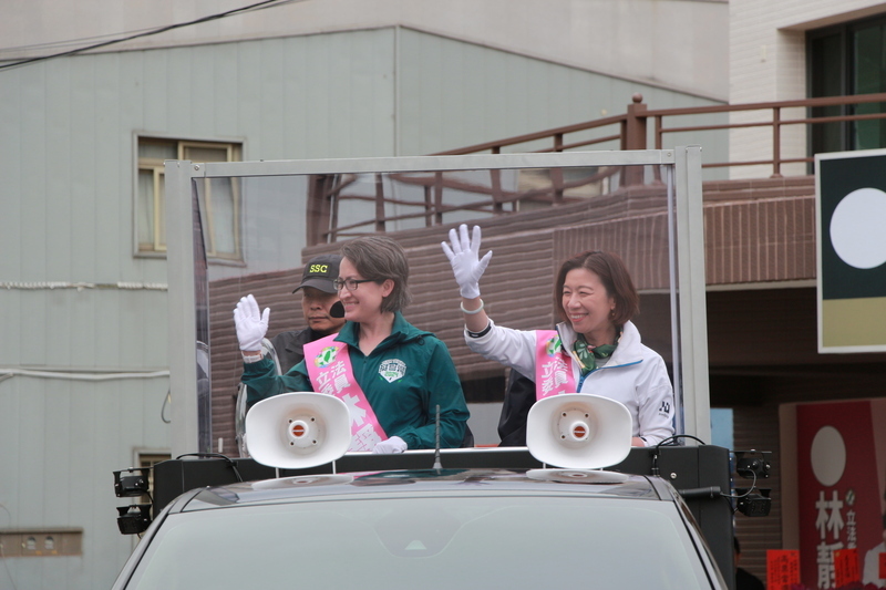 蕭美琴陪林靜儀登戰車 台中掃街拜票爭取連任