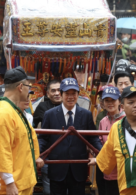 赴艋舺青山宮參香 賴清德：守護台灣安全民主