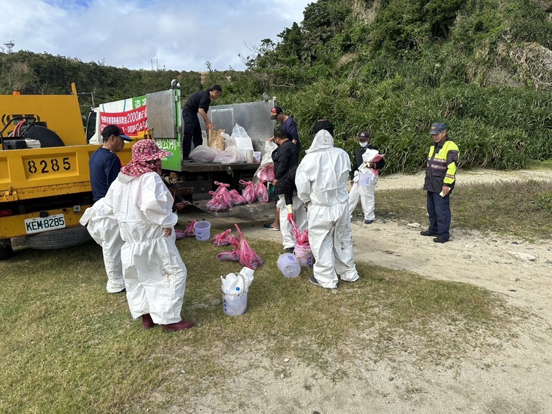 綠島柚子湖不明重油污染 環保局籲民眾暫勿前往