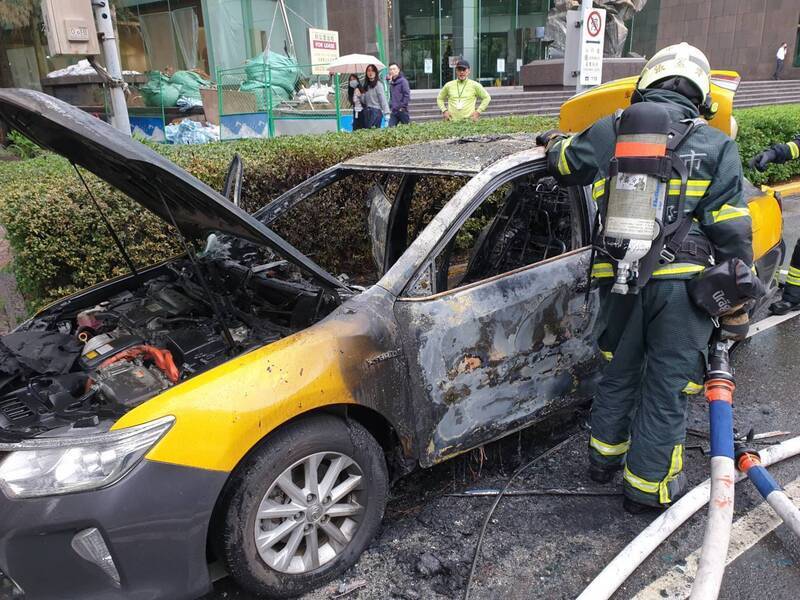 北市敦化南路計程車起火 運將乘客逃生肇因待查