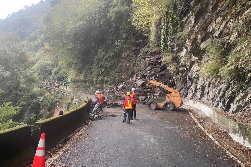 台7線榮華段落石坍方 搶修後恢復通車