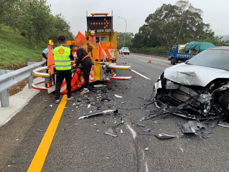 國道又見開輔助駕駛撞緩撞車 施工人員:習慣了