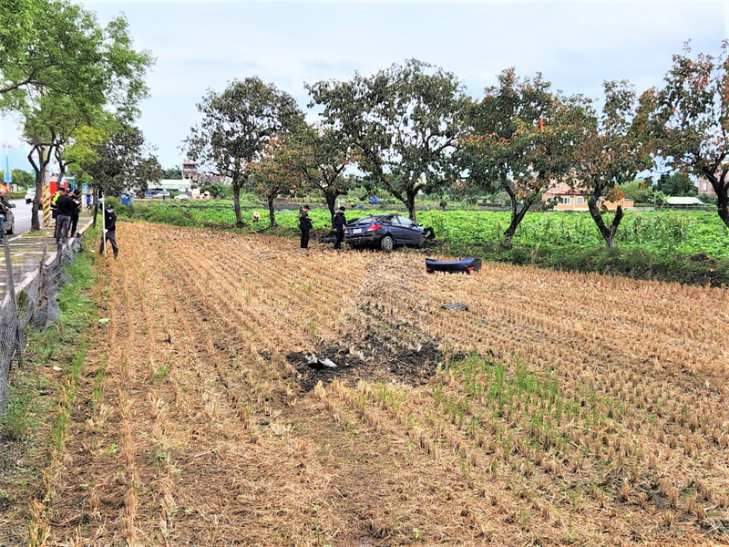 28歲校護通勤為閃左轉車輛 衝入稻田傷重不治