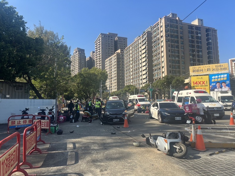 台中市1汽車撞7輛機車 多人受傷送醫