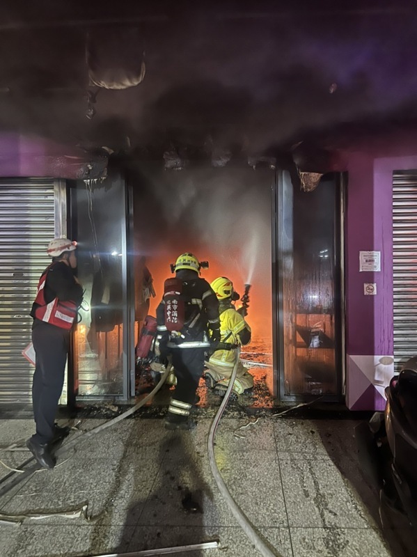 台南東區某服飾店清晨火警 救出3人無傷亡