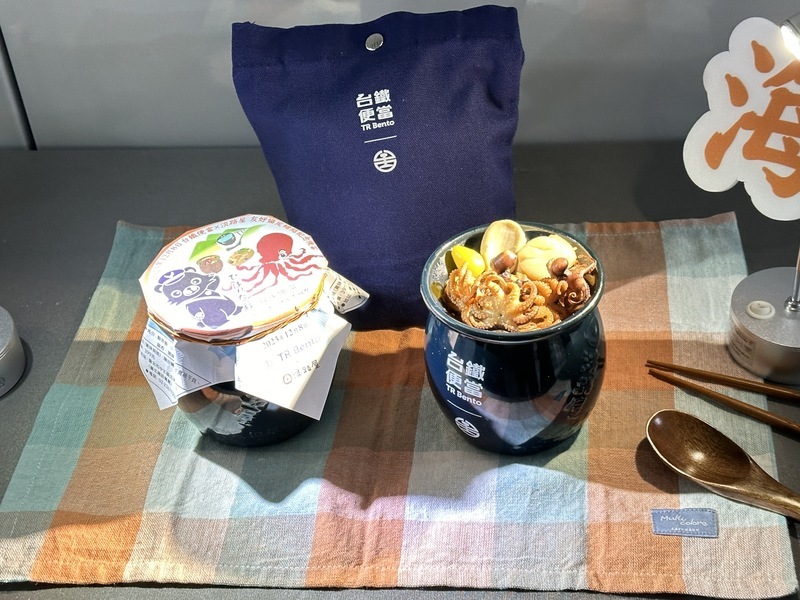 台鐵日本聯名便當開賣秒殺 蛸壺章魚陶瓷盒吸睛