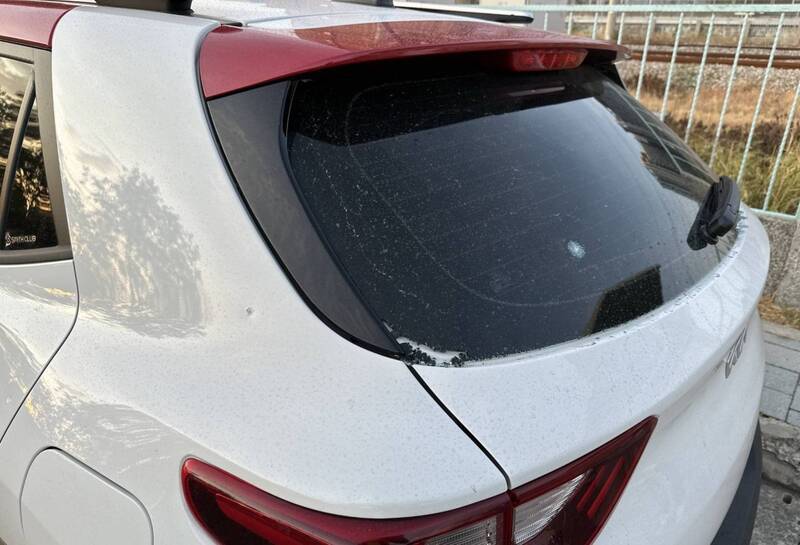 2人持彈弓攻擊台中路旁轎車 警逮人送辦