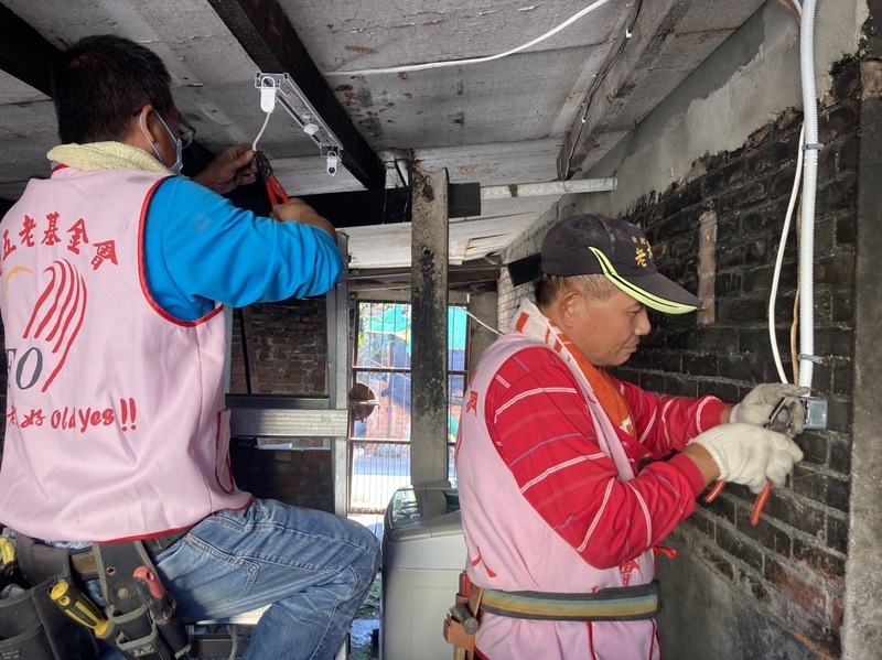 基金會結合水電工出任務 助獨居長者換插座修線路