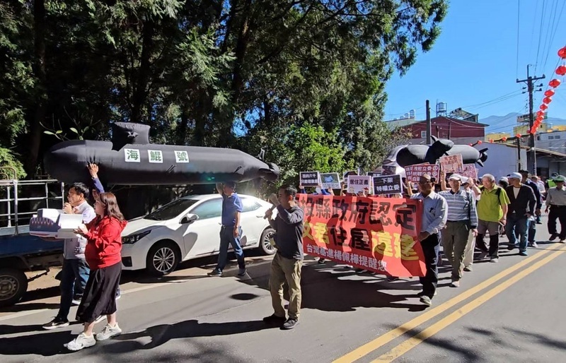 不滿馬文君家租國有地違建 群眾遊行喊下架特權