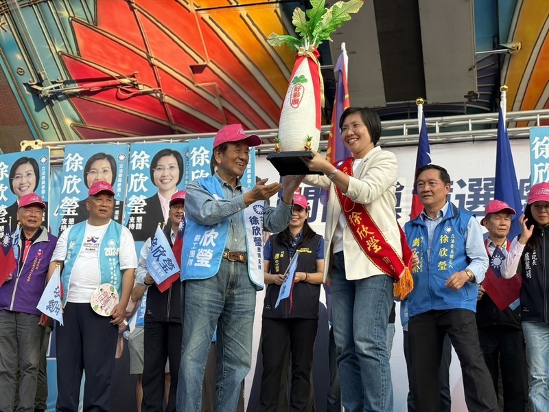 徐欣瑩拉農友票 喊提高老農津貼停灌休耕補助