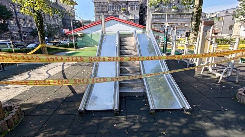 公園溜滑梯扶手竟貼樓梯腳踏防滑條 基隆3童擦傷