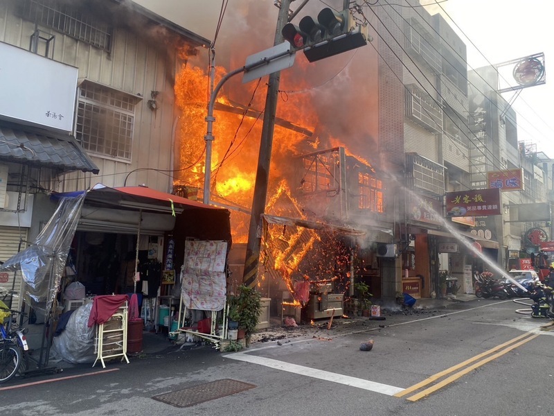 台中豐原廟東商圈火警 3戶民宅遭火噬