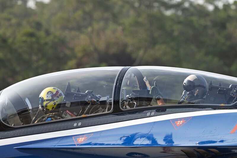 漢翔董事長胡開宏同乘勇鷹衝場 今年交機17架達標