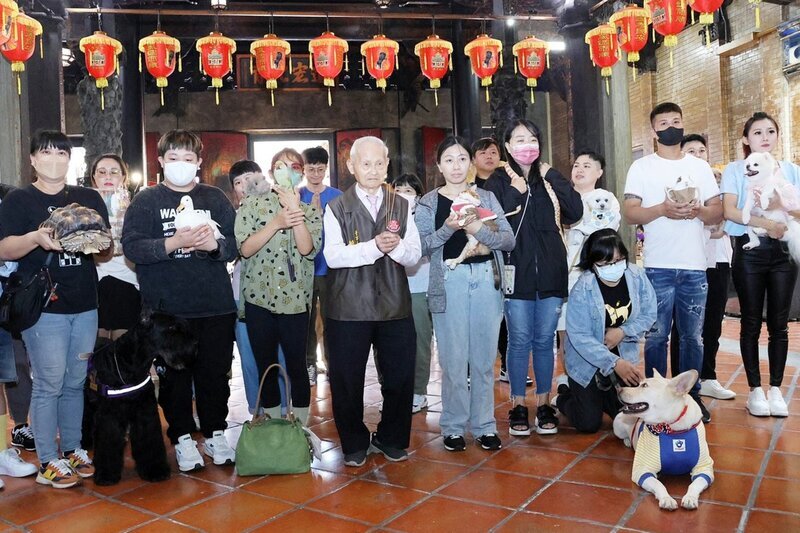 嘉市城隍廟首開寵物平安燈 點燈場面逗趣溫馨