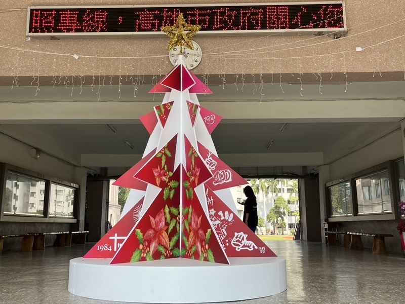 雄女7萬元耶誕樹裝置引熱議 校方：校友無償回饋