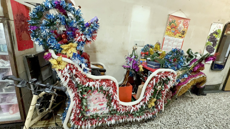 台南舊城耶誕雪橇出沒 竟是電動代步車華麗裝扮