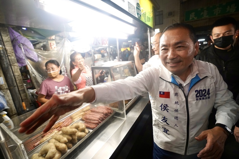 侯友宜高雄車掃催票 夜市掃街與民眾玩自拍