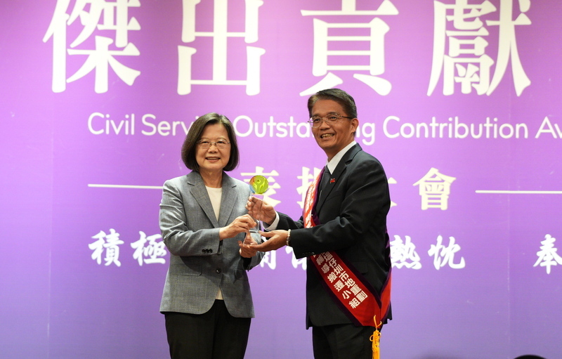 新北塭仔圳輔遷小組 獲總統頒公務員傑出貢獻團體獎