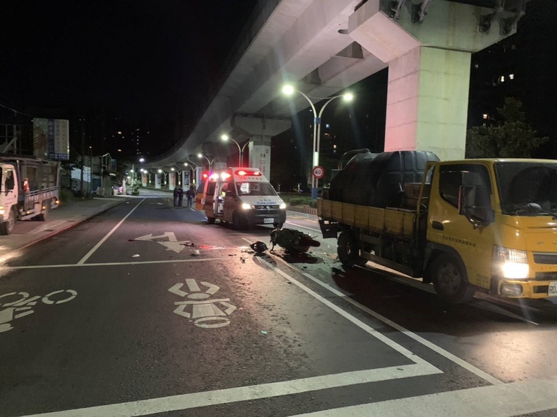 淡水男大生凌晨騎機車撞上工程車 送醫不治