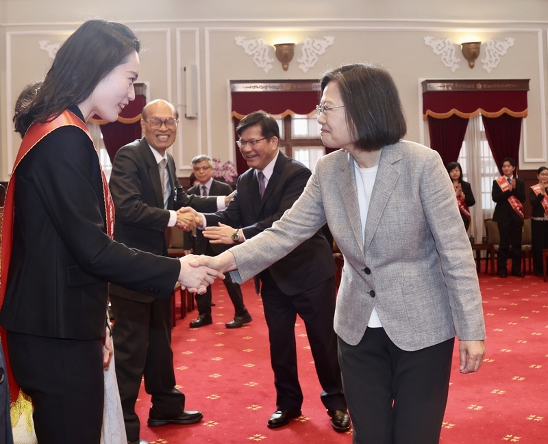 總統接見崇越論文得主 談培育人才讓多元學術扎根