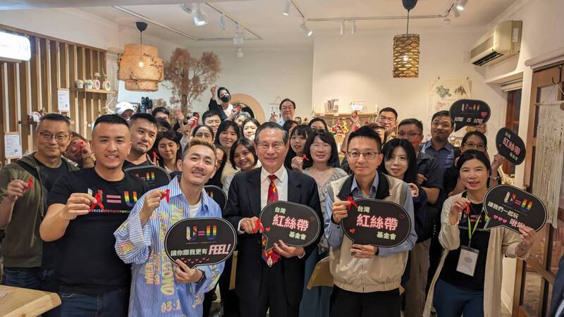 紅絲帶基金會推專屬香氛 首創用嗅覺倡導愛滋防治