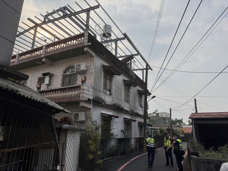 屏東民宅屋頂鐵皮加蓋工人7米高摔落 送醫不治