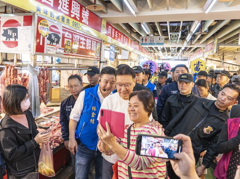 趙少康陪林金結三峽市場掃街 郭台銘動向成話題