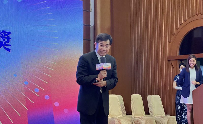 行人「帝王條款」漫畫挨批 教長：學生沒違反規定