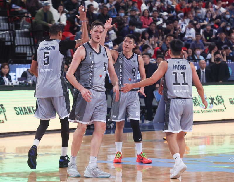 PLG勇士力抗感冒潮 洪楷傑蔡文誠聯手擊退鋼鐵人