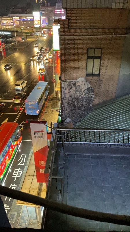 基隆忠一路大樓外牆磁磚剝落砸公車亭 市府開罰