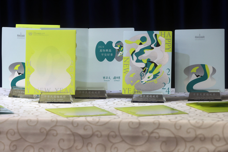 府公布總統賀年卡 祝福萬物興龍平安好事