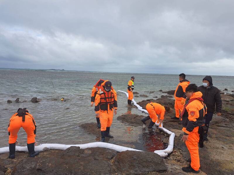 擱淺外籍貨輪油污外洩 澎湖岸巡與環保局聯手清除
