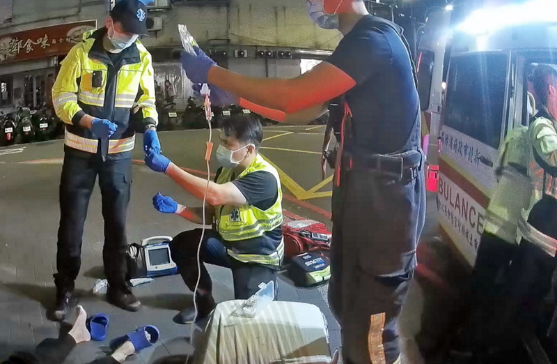新北男子倒臥無呼吸心跳 熱心路人攜手消防救回