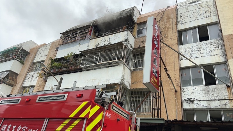 台南安南區民宅火警 救出1女子送醫