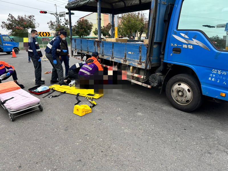 嘉縣新港小貨車與行人擦撞 80歲老婦送醫不治