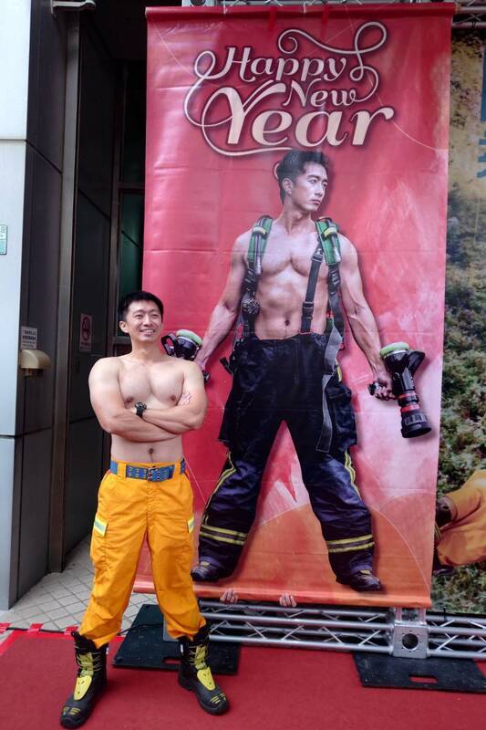 嘉縣消防猛男桌曆亮相 寒流中裸露上身熱情宣傳