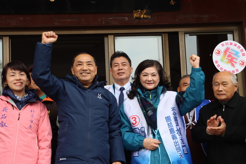 侯友宜嘉義故鄉造勢 前省諮議員黃文峯偕妻相挺