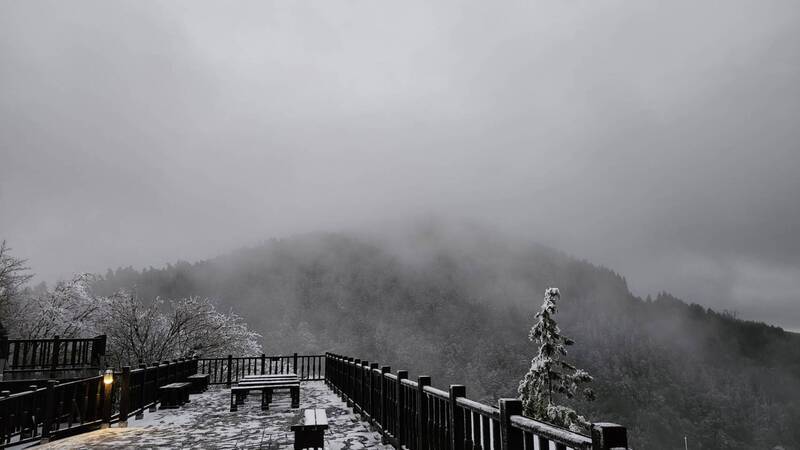 氣溫回升賞雪者眾 宜蘭太平山雪景漸消融