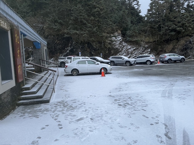 寒流合歡山武嶺松雪樓降冰霰 一片白色世界