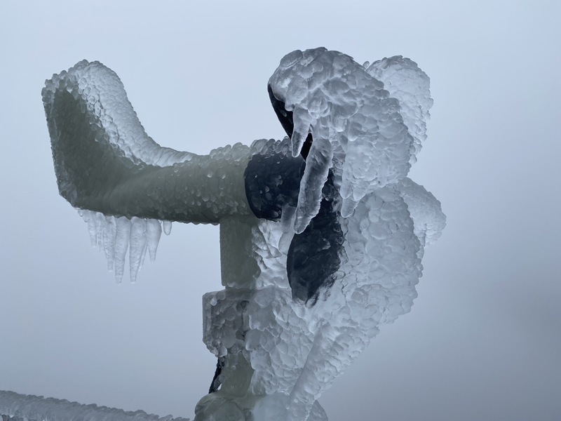 玉山北峰凍雨冰封 霧峰楊梅清晨12.1度
