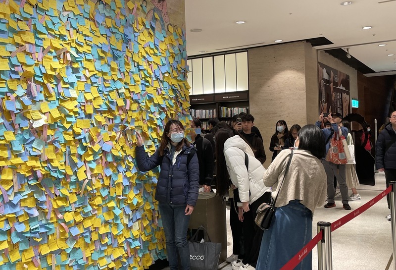 信義誠品熄燈便利貼牆寫不捨 大人小孩都留回憶